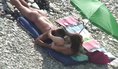 丰满的青少年二人组有一个肮脏的爆炸与蠕动