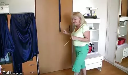 萝拉泰勒在她的屁股深处采取大公鸡