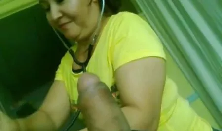 托里布莱克得到她的阴部涂油，性交