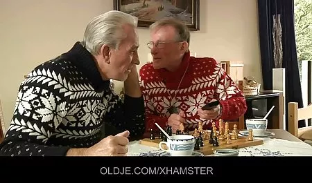 Susy Gala巨大的公鸡捣她的阴部