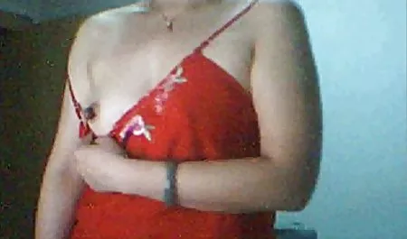 娇小的亚洲女大学生喜欢他妈的她的男朋友