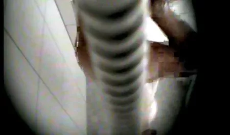 大屁股黑发女孩涂油，性交