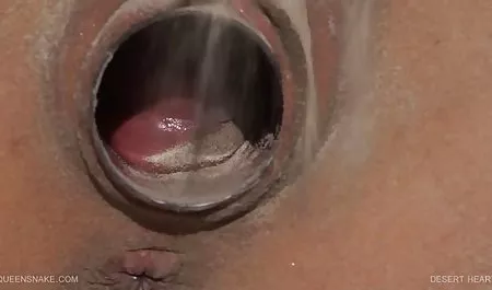 年轻的红头发Amarna铸造可爱他妈的老代理