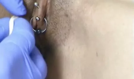 Jessyka天鹅可爱的布鲁内特得到DP他妈的