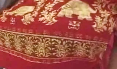 女同性恋与巨大的山雀获取了她的阴部