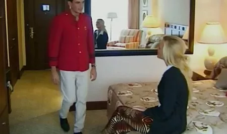 可爱的Noelle Easton喜欢老人