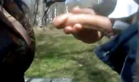 业余荡妇吮吸几个迪克斯和饮料暨