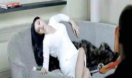 贪得无厌的母狗渴望大型活塞