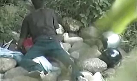 可爱的业余GF给予Handjob并获得暨