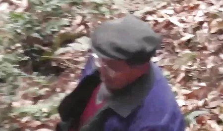 性感丰满的金发熟女一下子得到两只公鸡