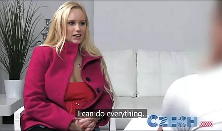 角质德国女孩在购物中心玩乐