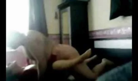 天真和无辜的金发女郎得到了漂亮的屁股洞打击